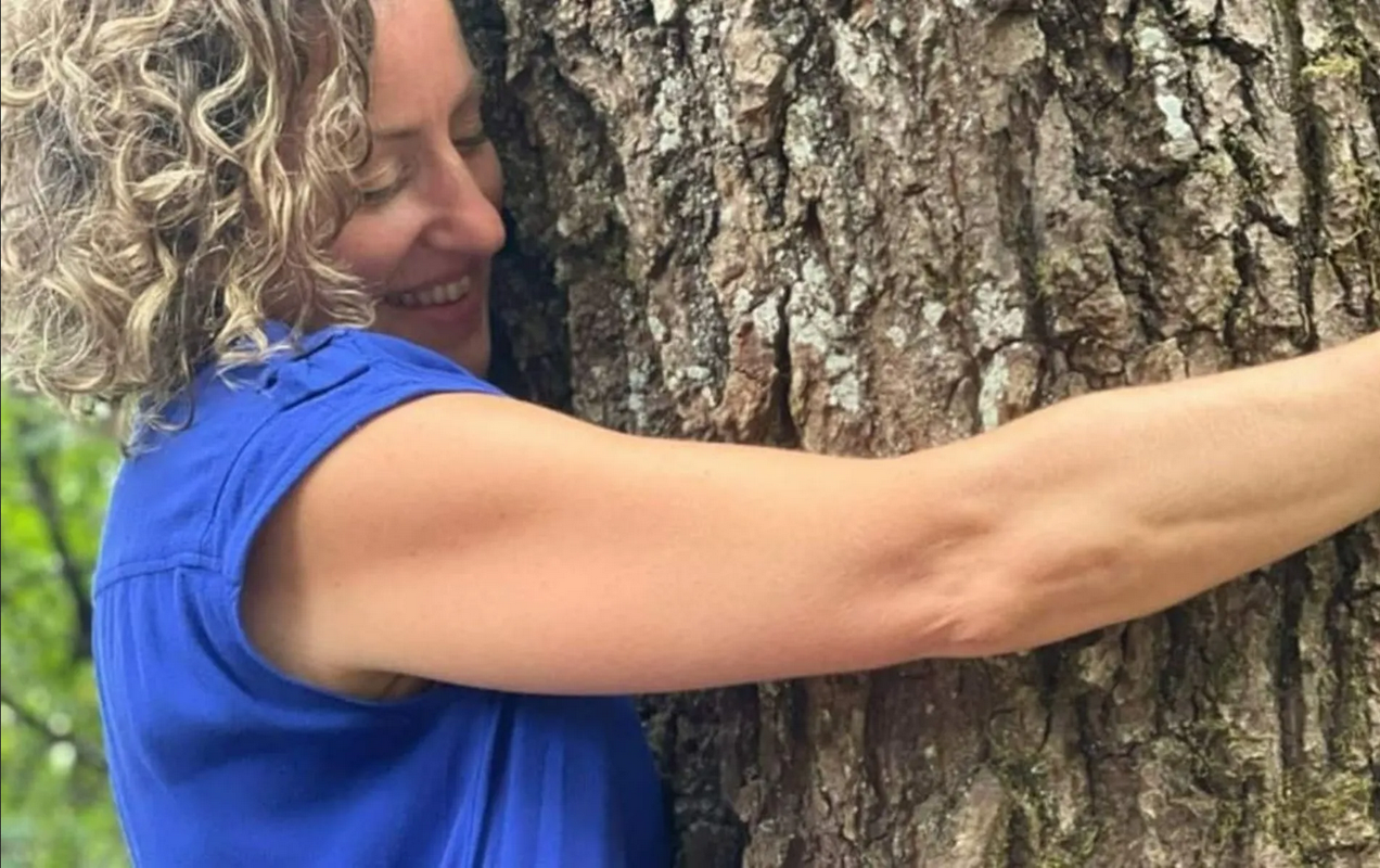 Mujer se declara “ecosexual”, tiene una “relación” con un árbol (Video)