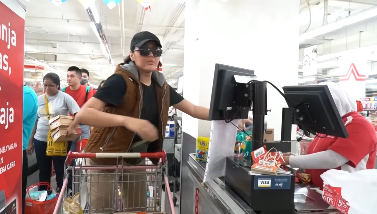 Lucinta Luna berbelanja di supermarket