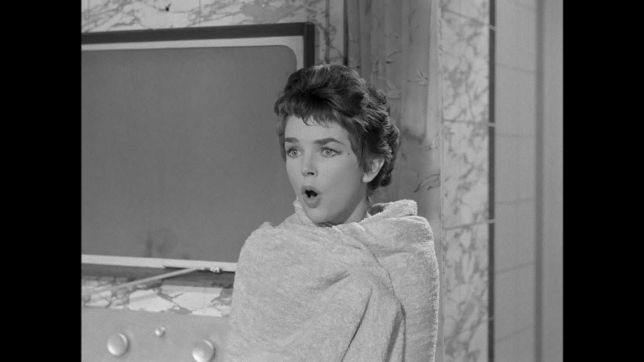 A.King.in.New.York.1957.BDRemux.1080p.mkv_snapshot_00.23.54.975