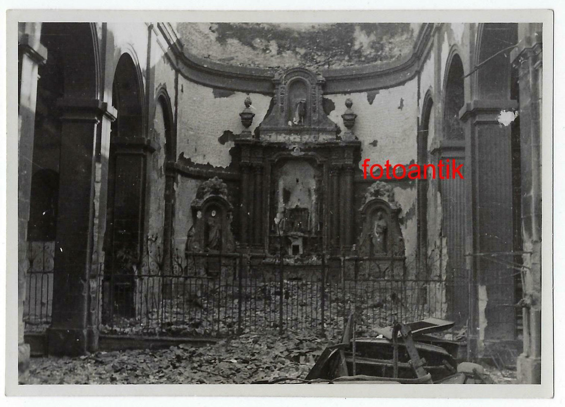 Foto 2WK Frankreich Stadt Gien zerstörte Kirche Detail Innenaufnahme nach KAMPF