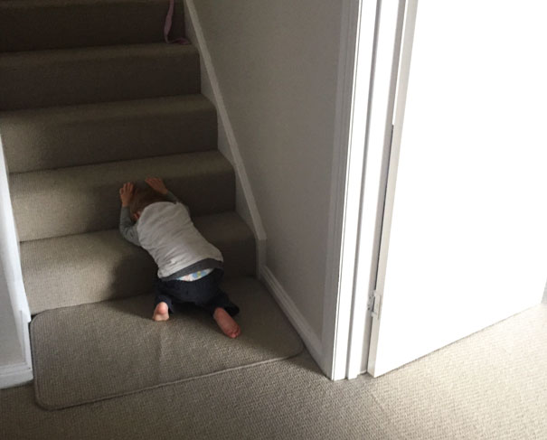 funny-kids-playing-hide-and-seek-421-605