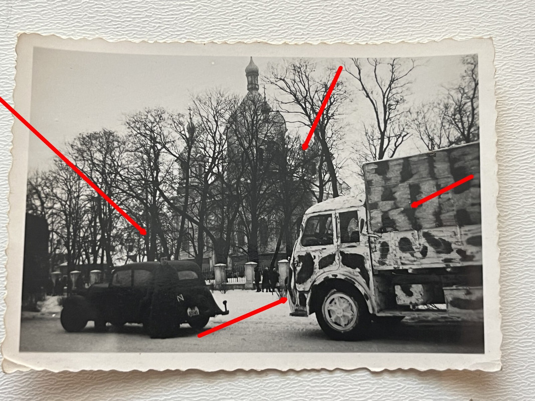 Foto, Beute LKW mit Plane in Tarnlackierung, Camo