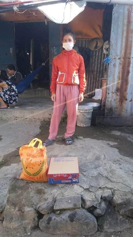 Hình ảnh phát gạo mì cho khu cách ly "Hòn Rớ" Nha Trang 14