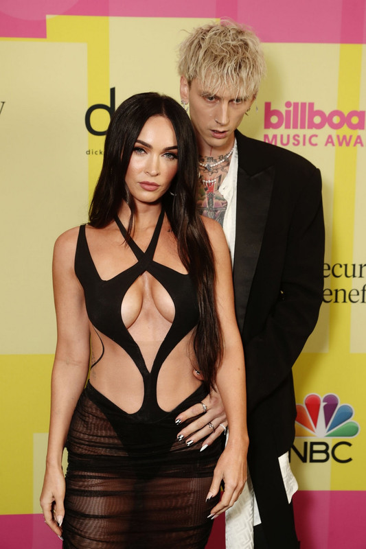 [Image: Megan-Fox-Shamless-At-The-Billboard-Musi...-Pro-7.jpg]
