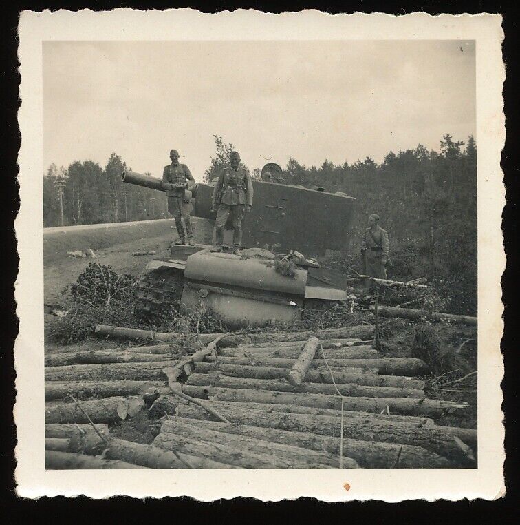 Foto - zerstörter russischer Panzer - 2.WK