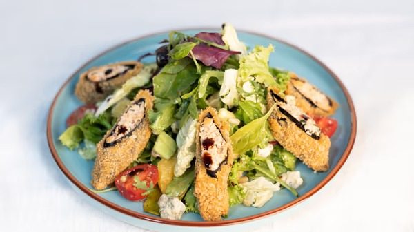 Тёплый салат с рулетами из лосося (300г)