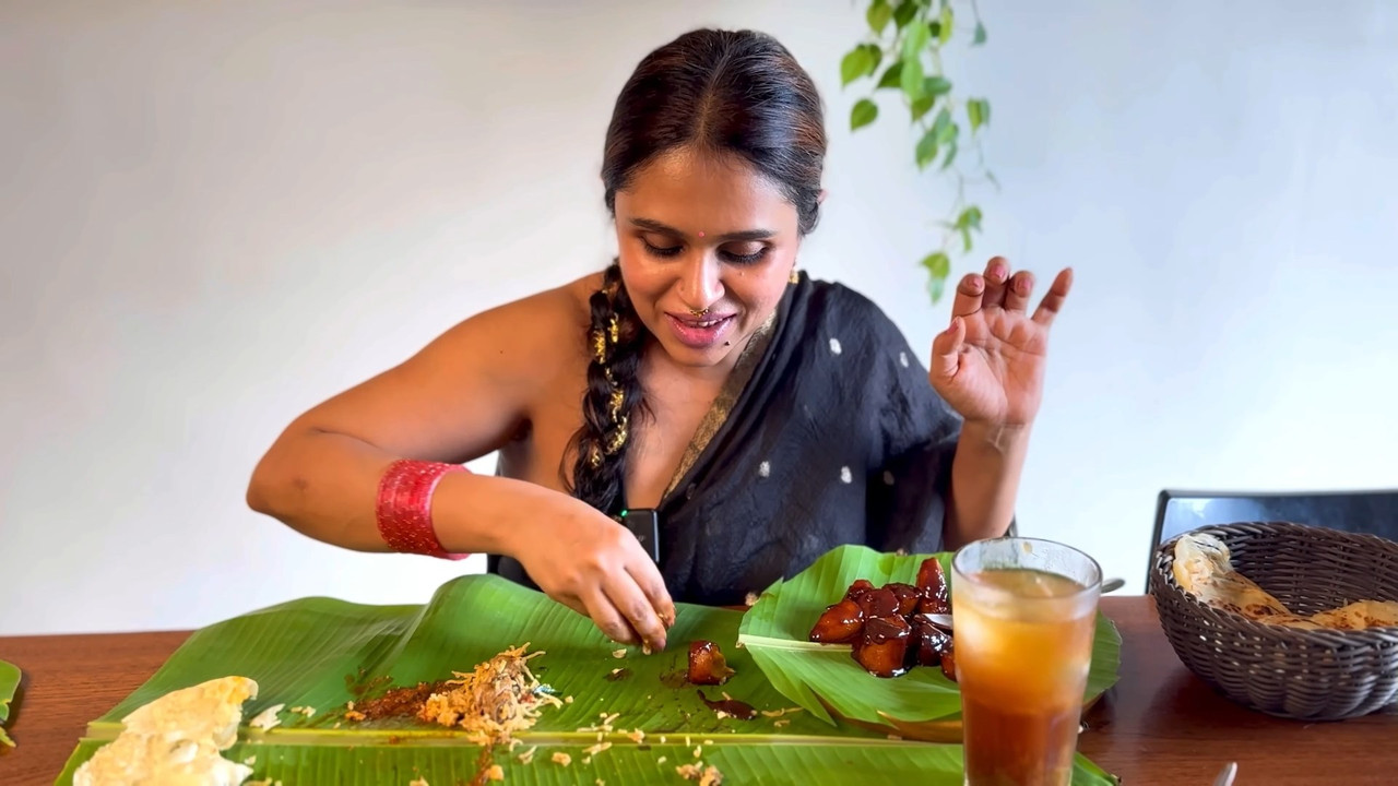 Malayali Sexy vlogger navel in sleeveless black saree mp4 snapshot 00 55 930