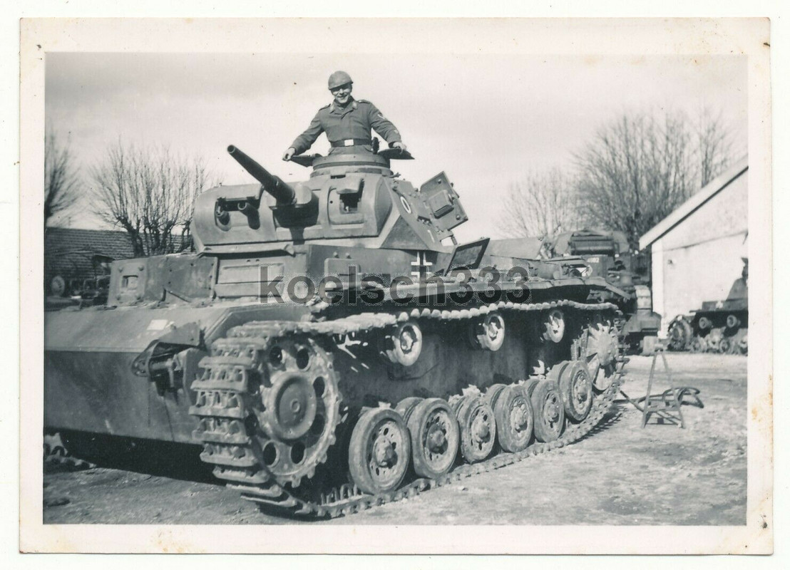 Foto Soldat der Luftwaffe mit französischem Beute Stahlhelm im P