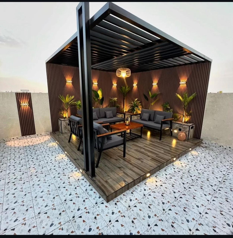 برجولة مع إضاءة ملونة