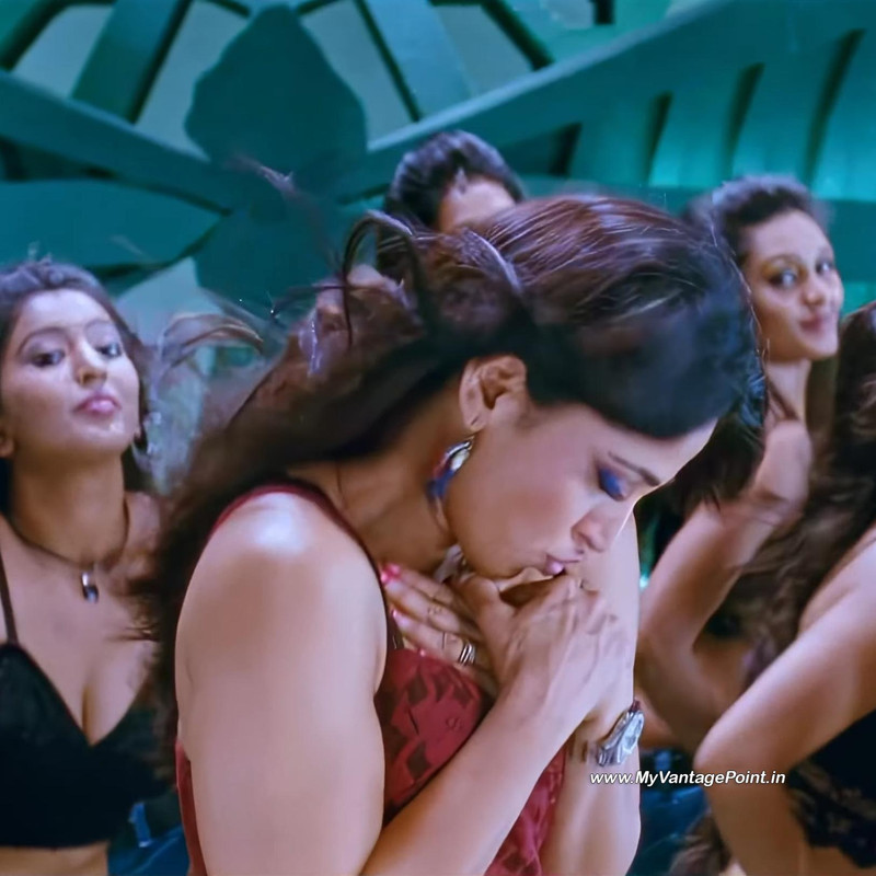 65-Anushka-Shetty-Hot-in-Singam-2-in-Kannukkulle-Song