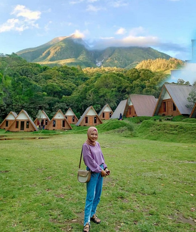 Pemandangan Gunung Lawu di belakang supercamp Sakura Hills Tawangmangu.
