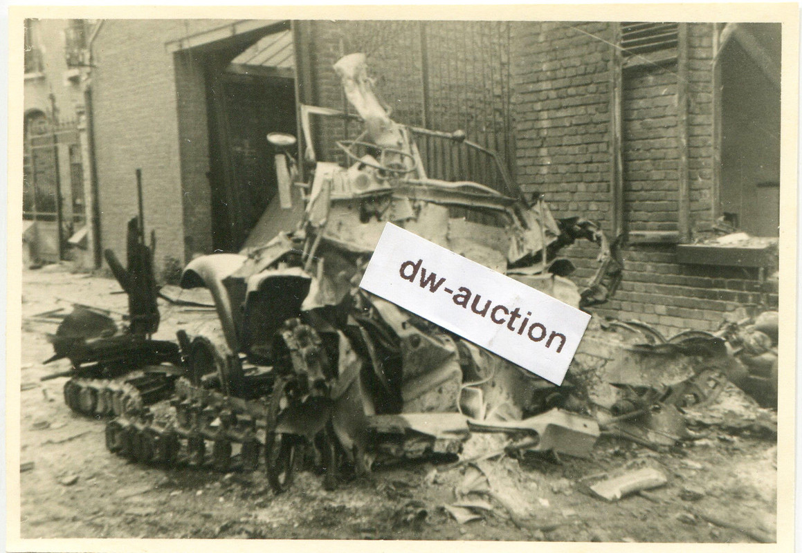 Frankreich , zerstörtes Ketten Fahrzeug in Arras