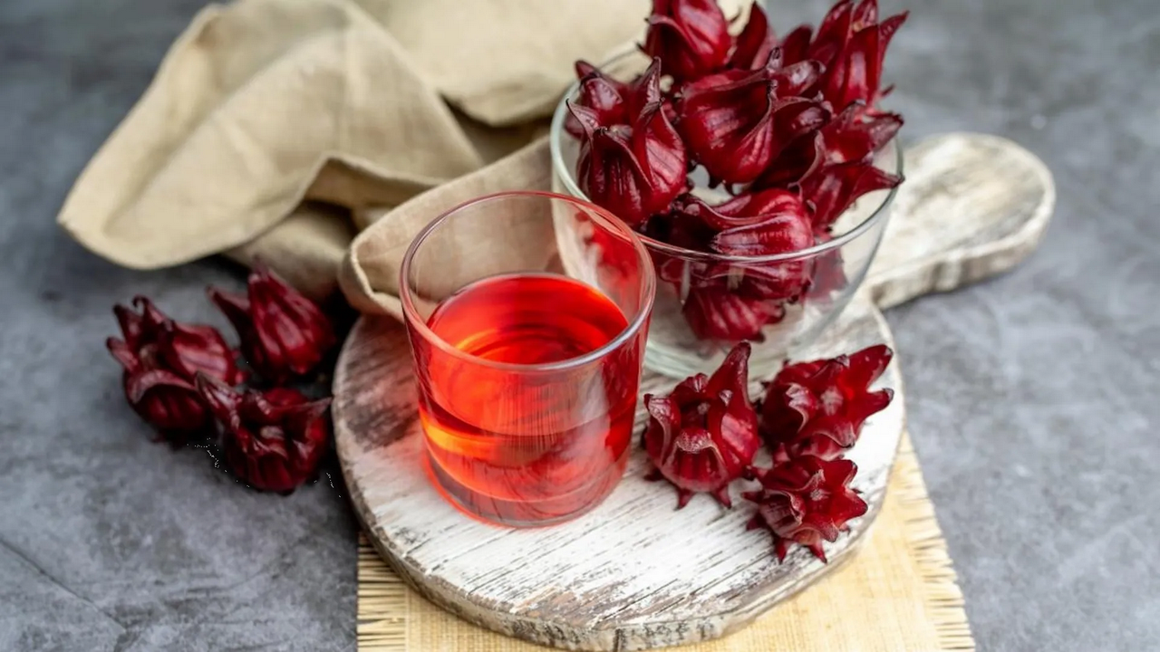 ¿Qué beneficios tiene tomar té de jamaica en la noche?