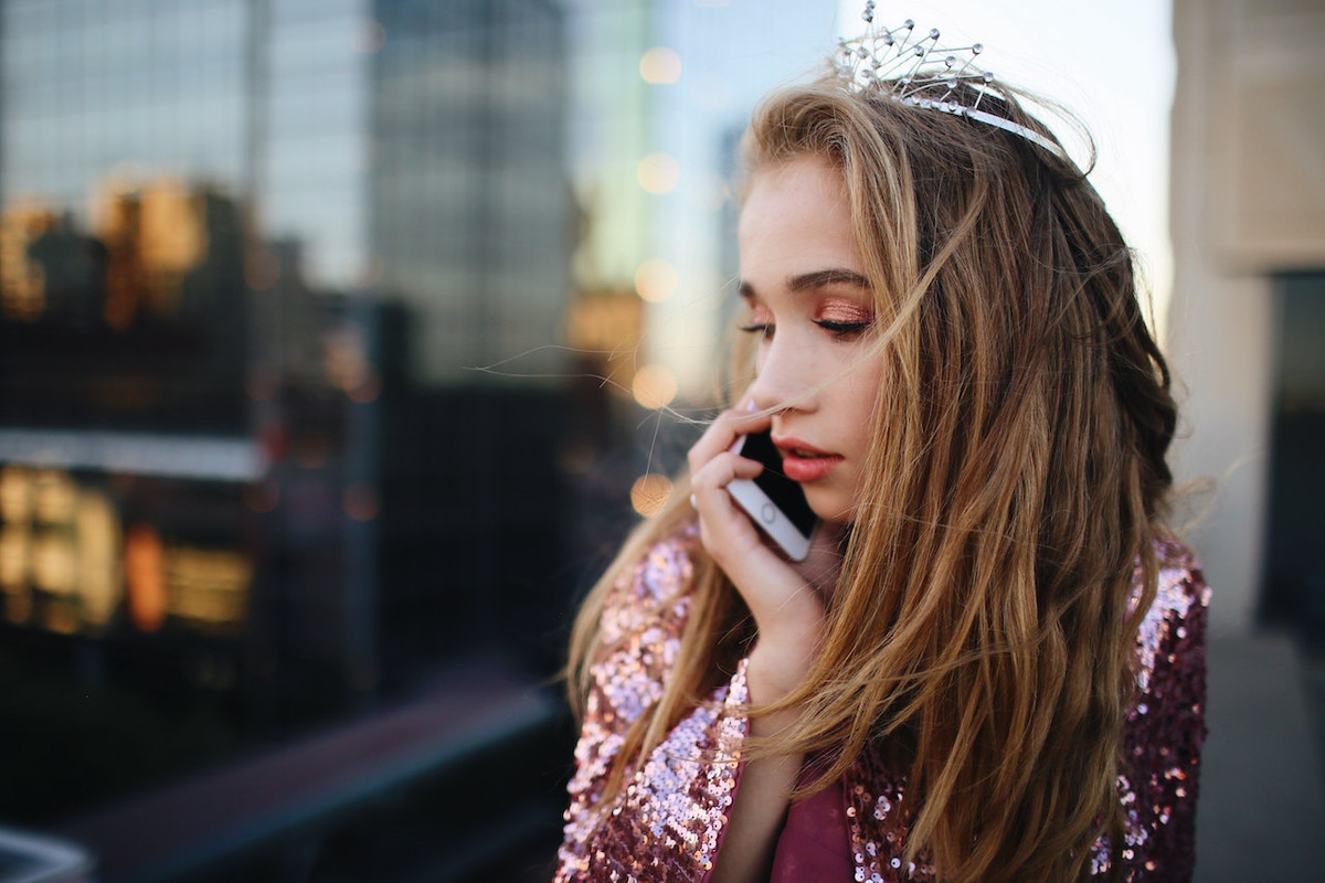 Model-talking-on-Phone