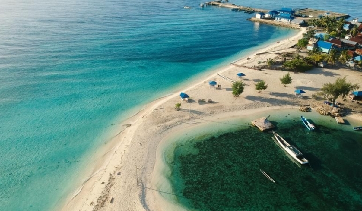 Menyelami Keindahan Alam dan Laut Jernih Pulau Kadatua Sulawesi