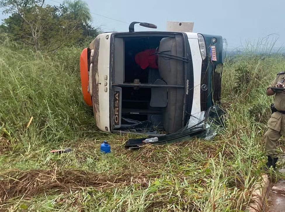Ônibus tomba e deixa oito feridos — Foto: Corpo de Bombeiros/Divulgação