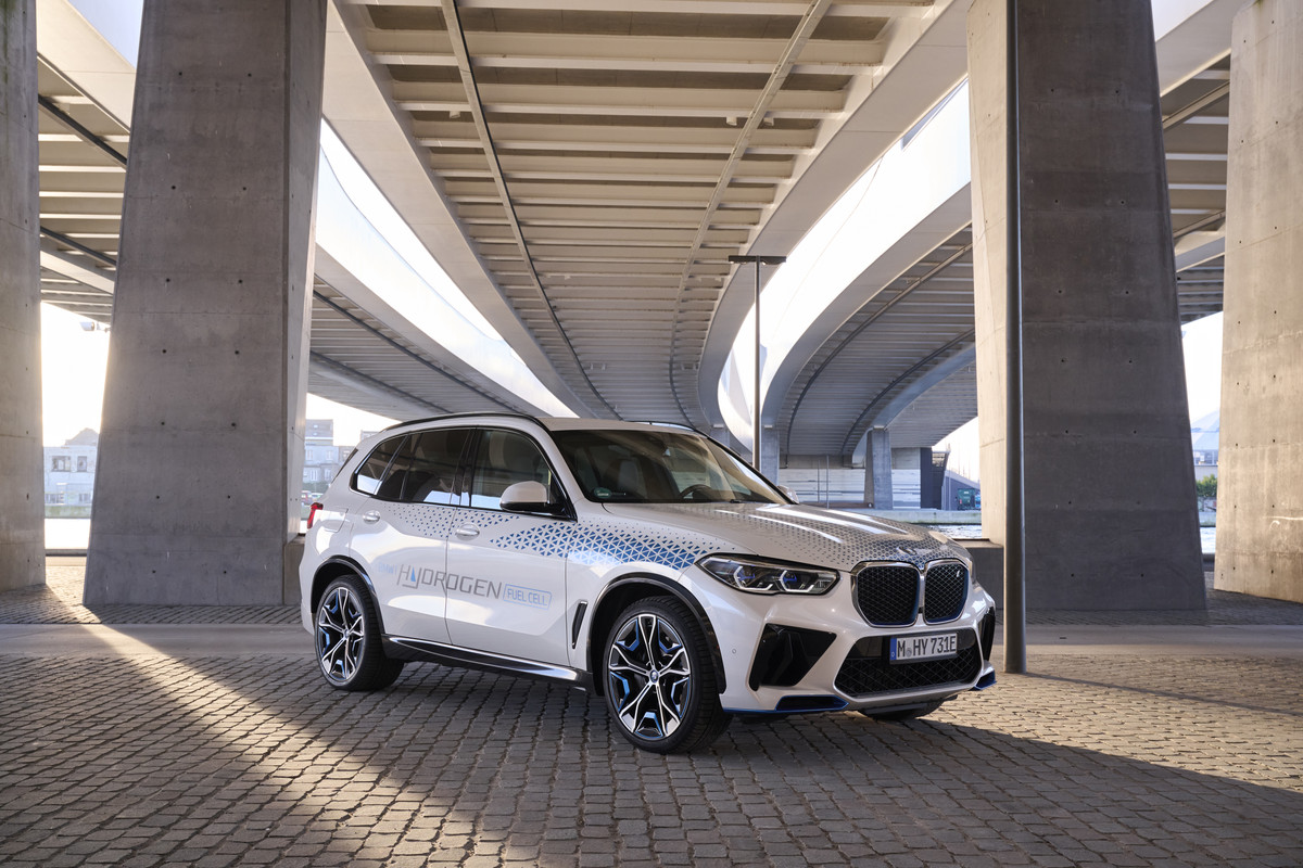 P90494412_highRes_bmw-ix5-hydrogen-on-