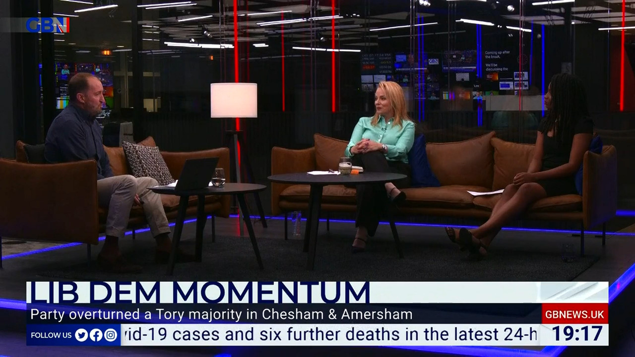 06.20 - 19.00.00 - Sunday Night Live. Interviews, debate and discussi....ts_snapshot_23.52.917