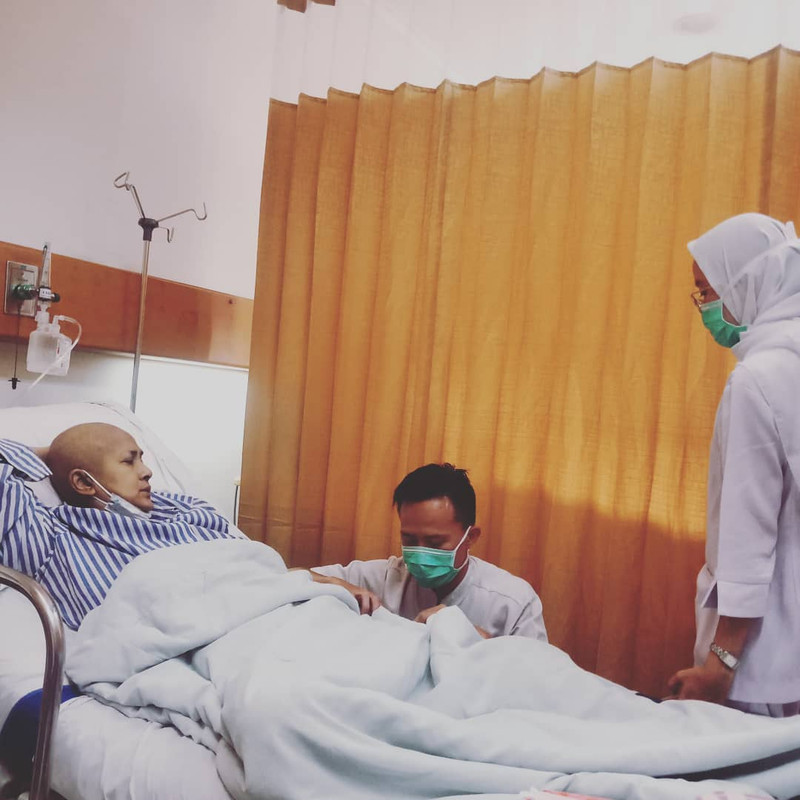 Ria Irawan menjalani perawatan