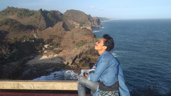 Gardu Pandang di Pantai Sembukan menjadi satu spot foto menarik untuk dicoba.