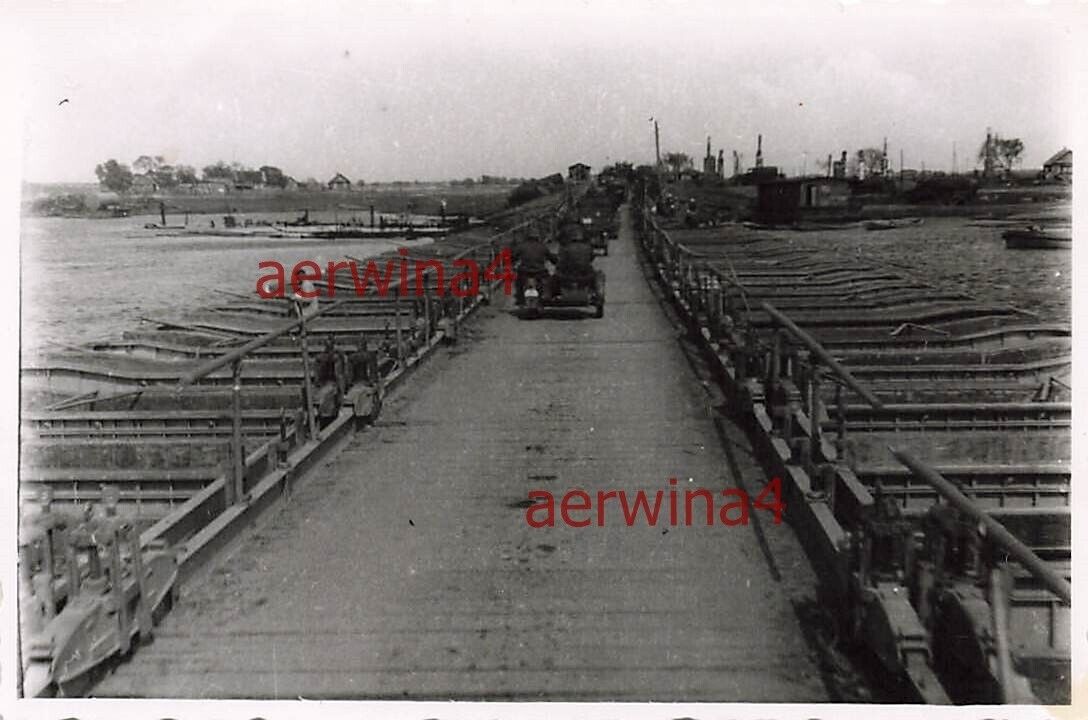 Ostjor Behelfsbrücke mit deutschen Kradschützen Roslawl Russland Ostfront 1941