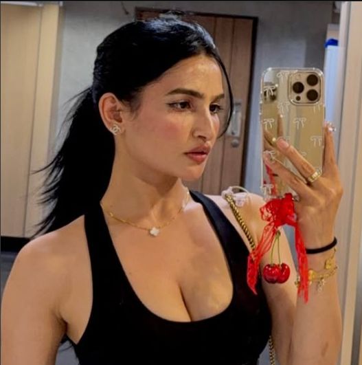 Sassy poonam hot insta model flashing her boobs