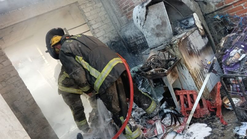 Fuerte incendio consume segundo piso de vivienda en la alcaldía Álvaro Obregón