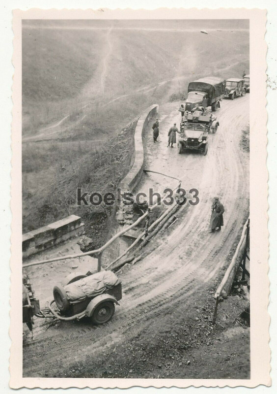 Foto Flak Panzer Halbketten mit Munitionsanhängern auf dem Marsch Balkanfeldzug