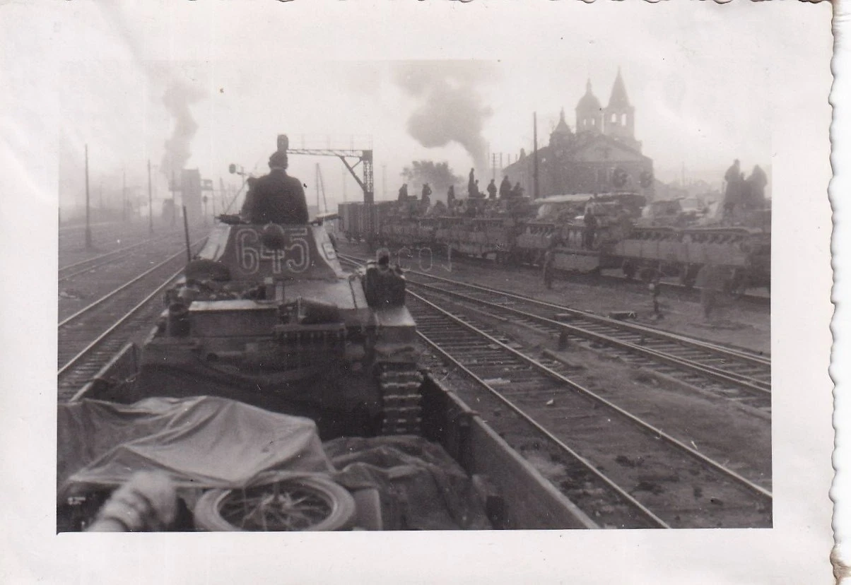 Foto Panzer auf Eisenbahn verladen in Russland 2 WK