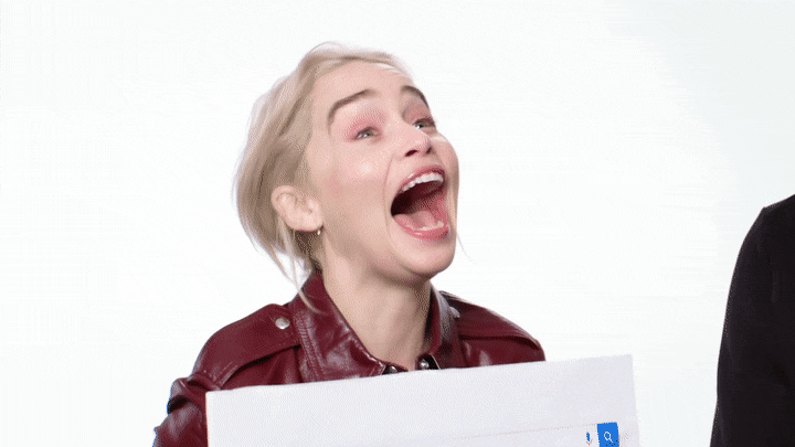 Эмилия кларк смеется. Эмилия кларк смех. Девочка смеется. Смущенная девушка. Эмилия кларк смех.