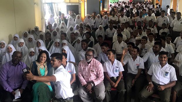 Students-pose-with-akbar-sm