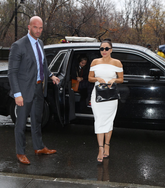 12-3-14-Arriving-at-her-apartment-in-NYC