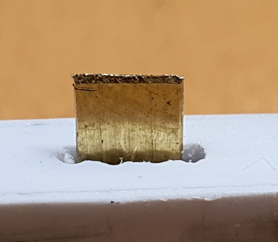 041 Slot with hinge