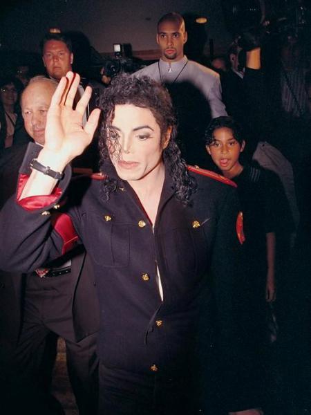 michaeljackson-vip-blog-com-820093252478-206729266036764-100000990758231-562934-6428085-n.jpg