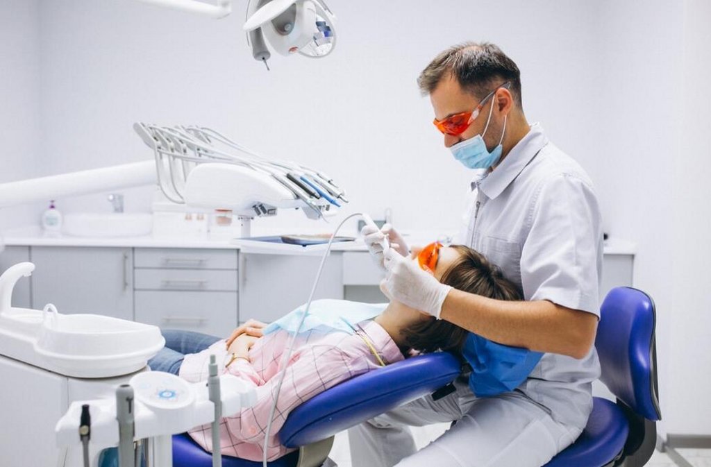 De la playa a la sonrisa: cómo Torre del Mar está revolucionando el turismo dental Atencion-dental