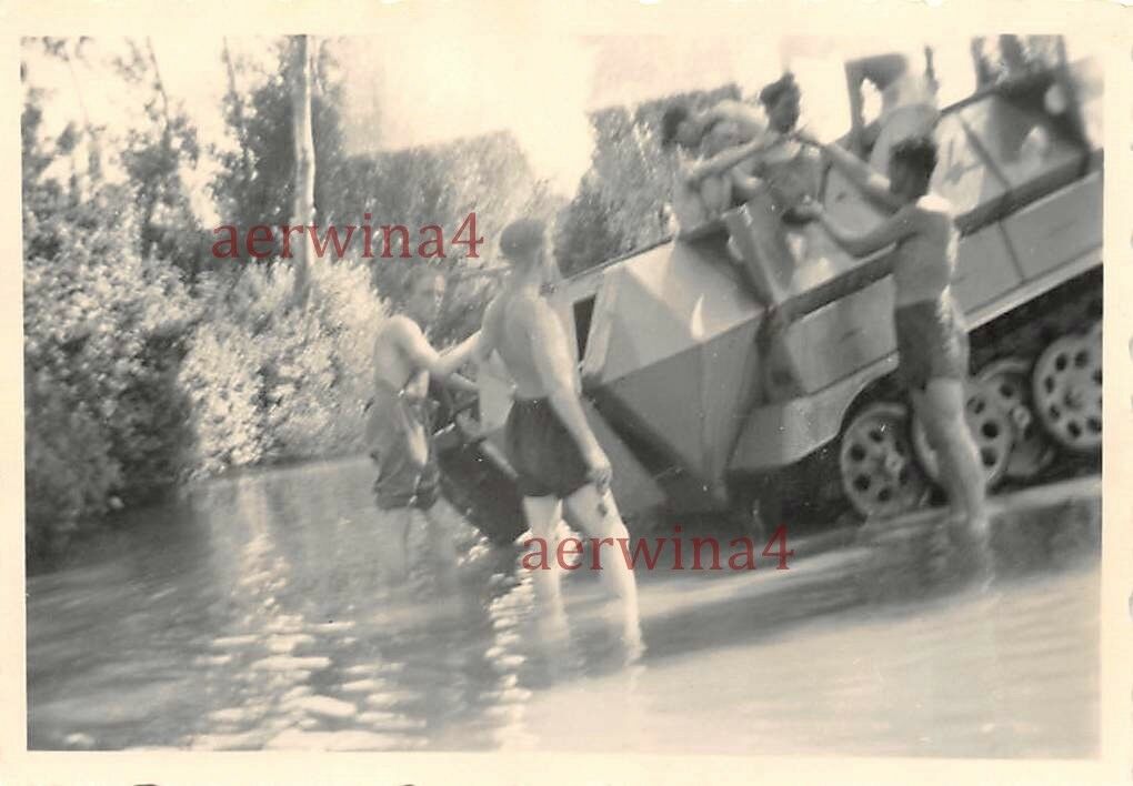 Nackte Soldaten am Schützenpanzerwagen Sd. Kfz.251