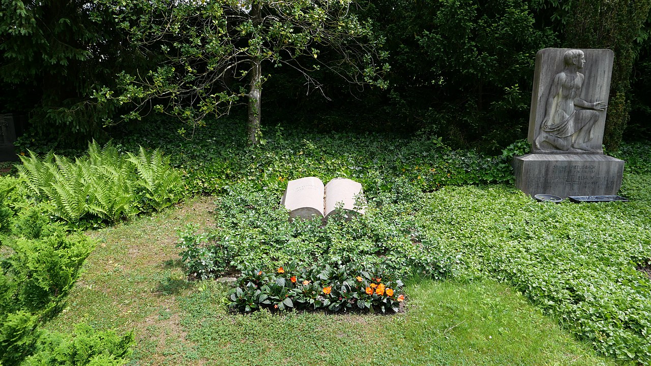 Grave-Urs-Widmer-Enzenbuehl-Cemetery-Zurich-Roman-Deckert22052022-02