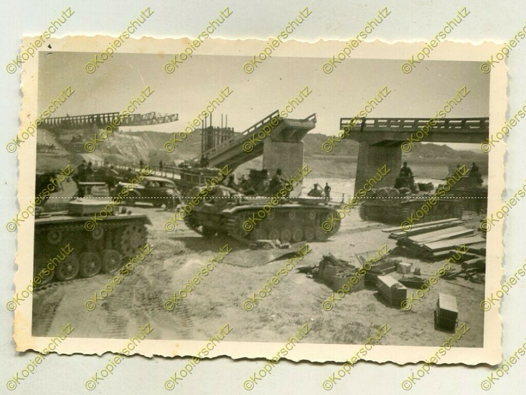 Foto, Panzer-Regiment 33, Panzer an zersprengter Brücke, Larisa,
