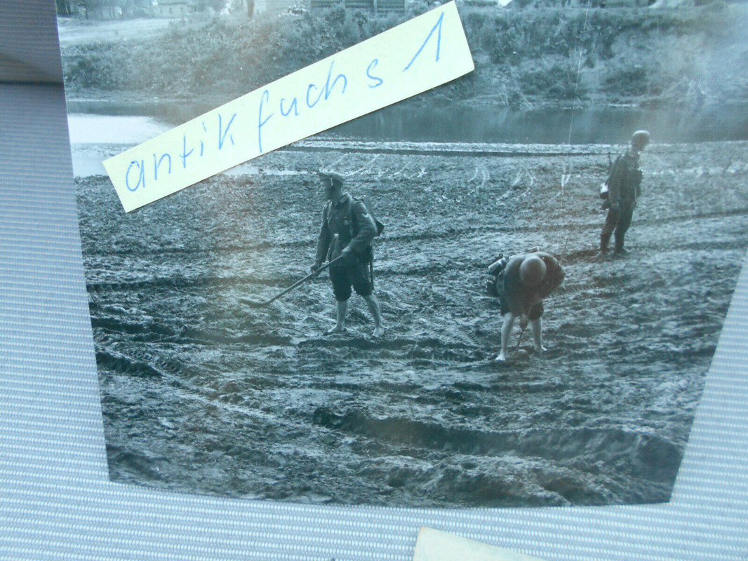 WH-Soldaten barfuß beim Minen-Suchen im Kurland-Kessel 1944-45_2