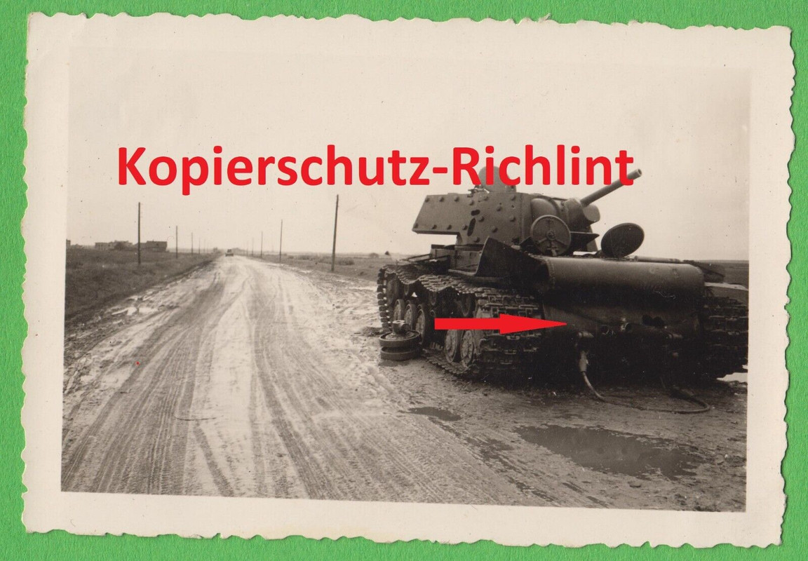 Wehrmacht Ostfront schwerer russischer Panzer KW-1 Einschüsse im Heck