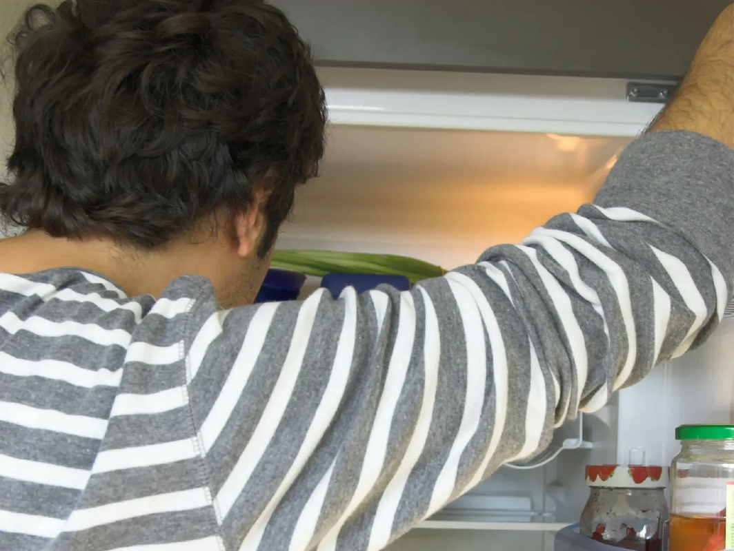 Hombre mató a su madre para quedarse con su jubilación y ¡la guardó en el refri!