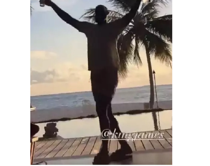 Momen Lebron James saat liburan ke Maldives.