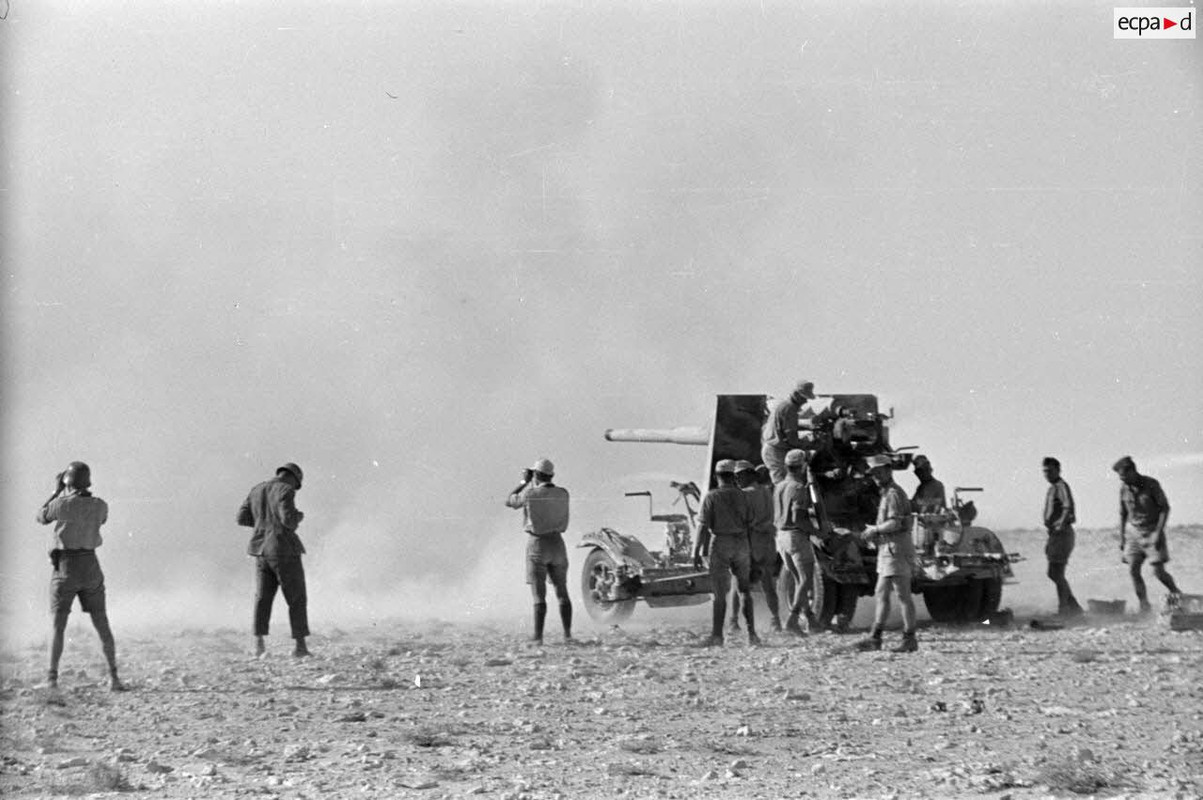Un canon de 8,8 cm FlaK tire en position, attelée à son avant-train (1)