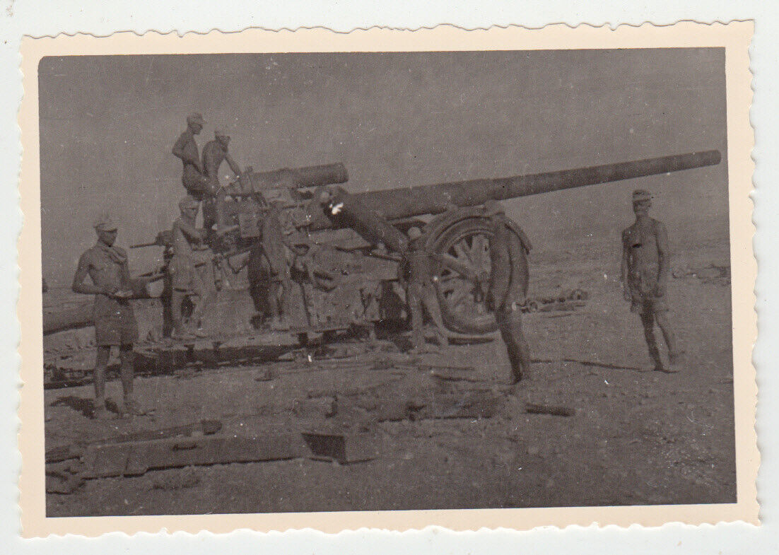 Soldaten des Afrikakorps mit schwerem Geschütz –