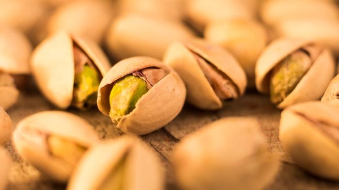 Kacang pistachio, salah satu oleh-oleh umrah yang bisa didapatkan di tempat belanja terdekat.
