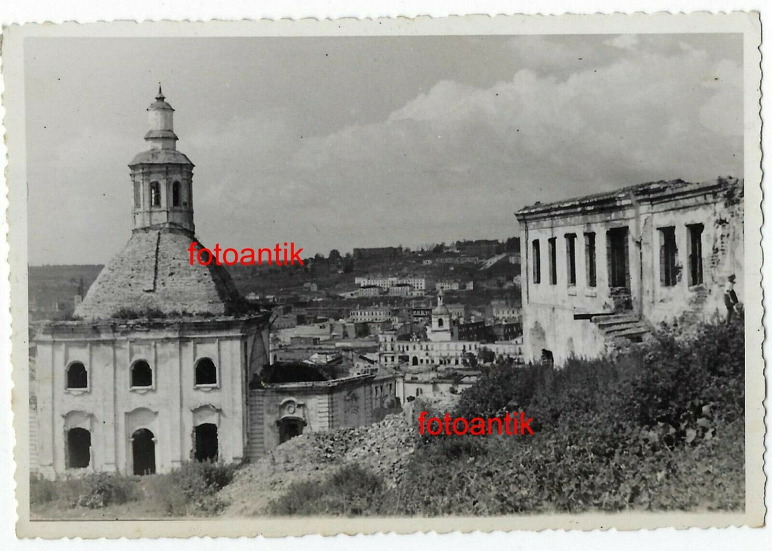 Foto 2 WK Ostfront  Kampf um Smolensk  zerstörte Gebäude Stadt nach Kampf 1941..