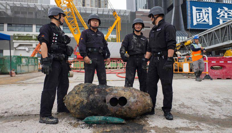 Policías posando con la bomba