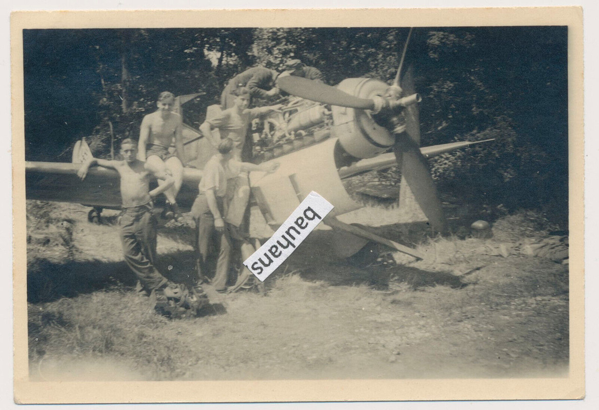 Orig.Foto Flugzeug Messerschmitt Bf 109 Mechaniker bei Reparatur 2.WK (4793a)