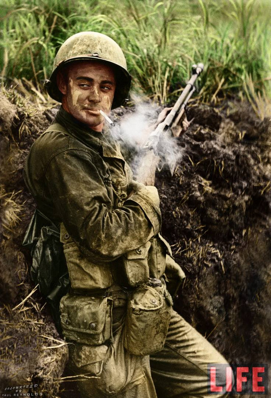 El soldado estadounidense Terry Moore de la Compañía F durante los combates en Okinawa 1945.