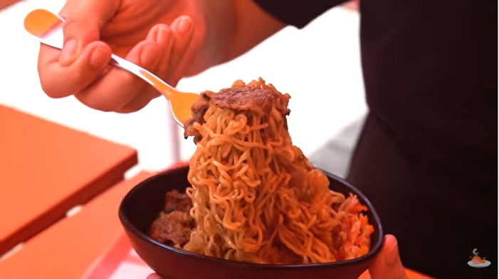 Sajian Indomie di Posaran Korean BBQ Kelapa Gading.